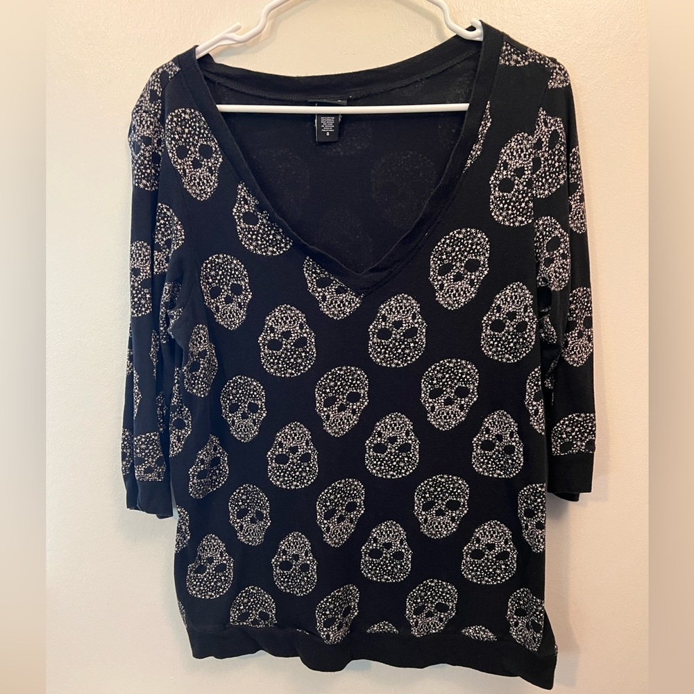 Torrid Black V Neck Top With Whit Star Pattern Skulls Size 0